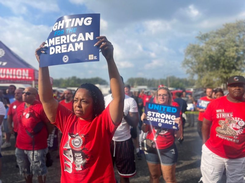 Assembly line inspector Anastasia Gibson and other Ford workers march in a practice picket at the United Auto Workers Local 551 union hall in Chicago on Sept. 6, 2023. PHOTO BY SARAH LAZARE